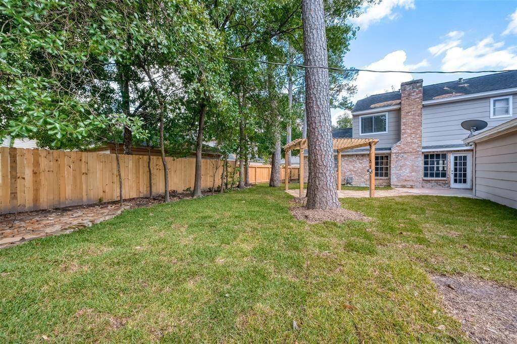 Surrounded by the beauty of theoutdoors, the backyard becomes an extension of the home'sliving space.