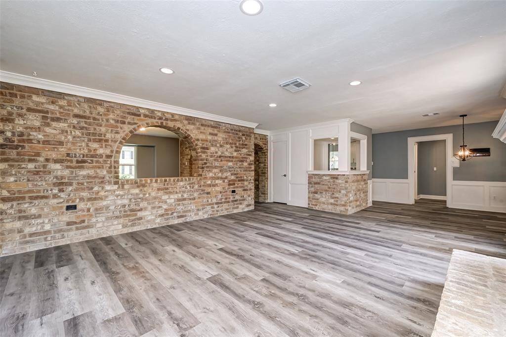 Abundant natural light poursthrough windows, creating a brightand inviting atmosphere.