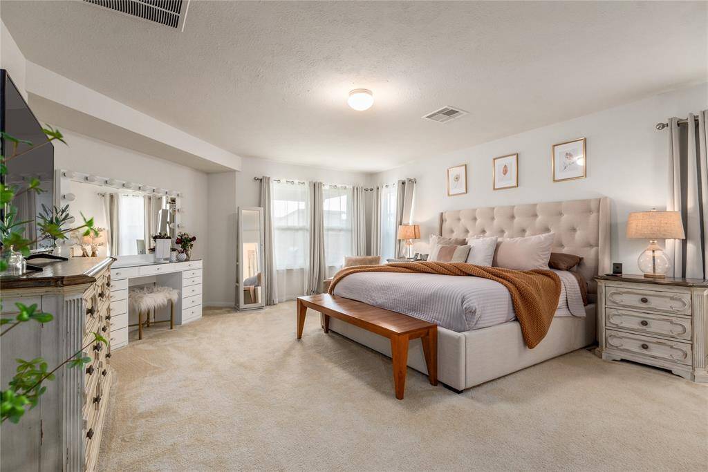 Spacious primary room. Plenty of space for relaxation.