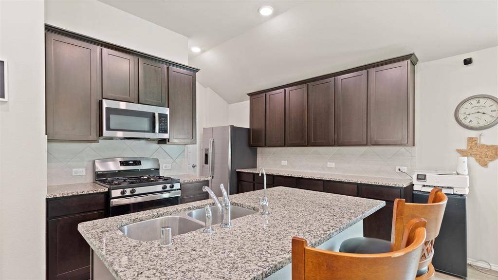 Large island in the kitchen. Perfect for entertaining!