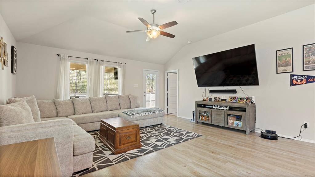 Great sized living area, perfect for entertaining and family gatherings.