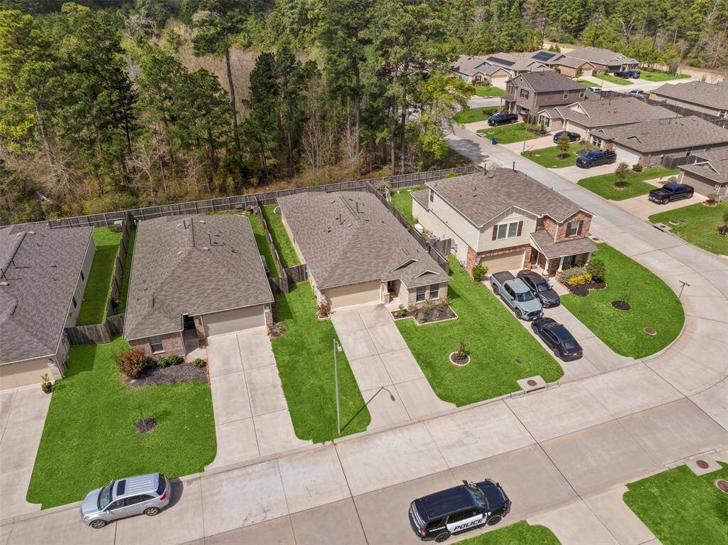 Good size front yard.