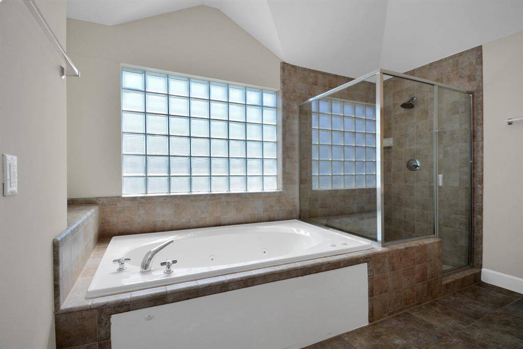 Soaking, jetted tub