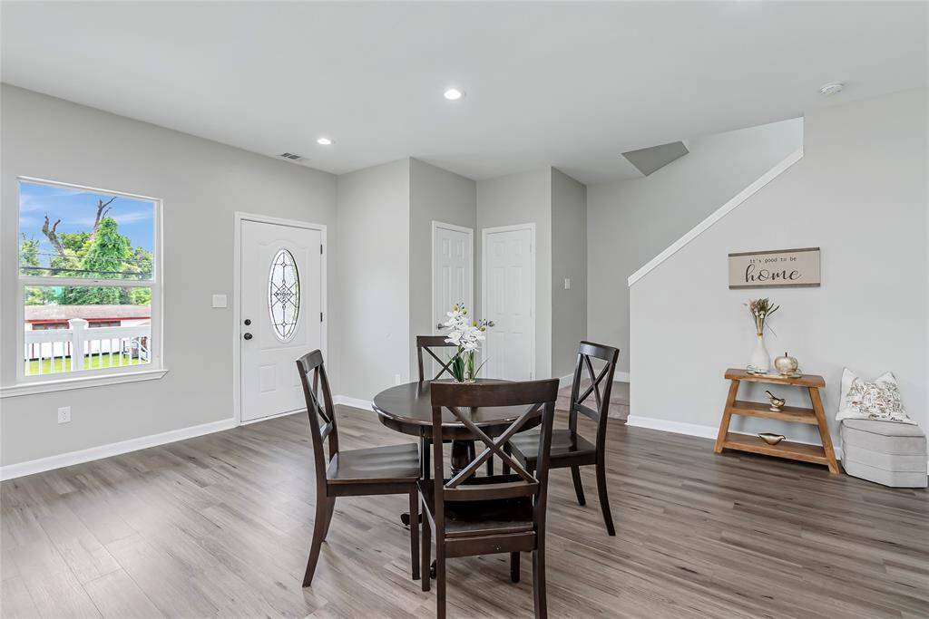 Enjoy every morning sipping your coffee in this light-filled breakfast nook!
