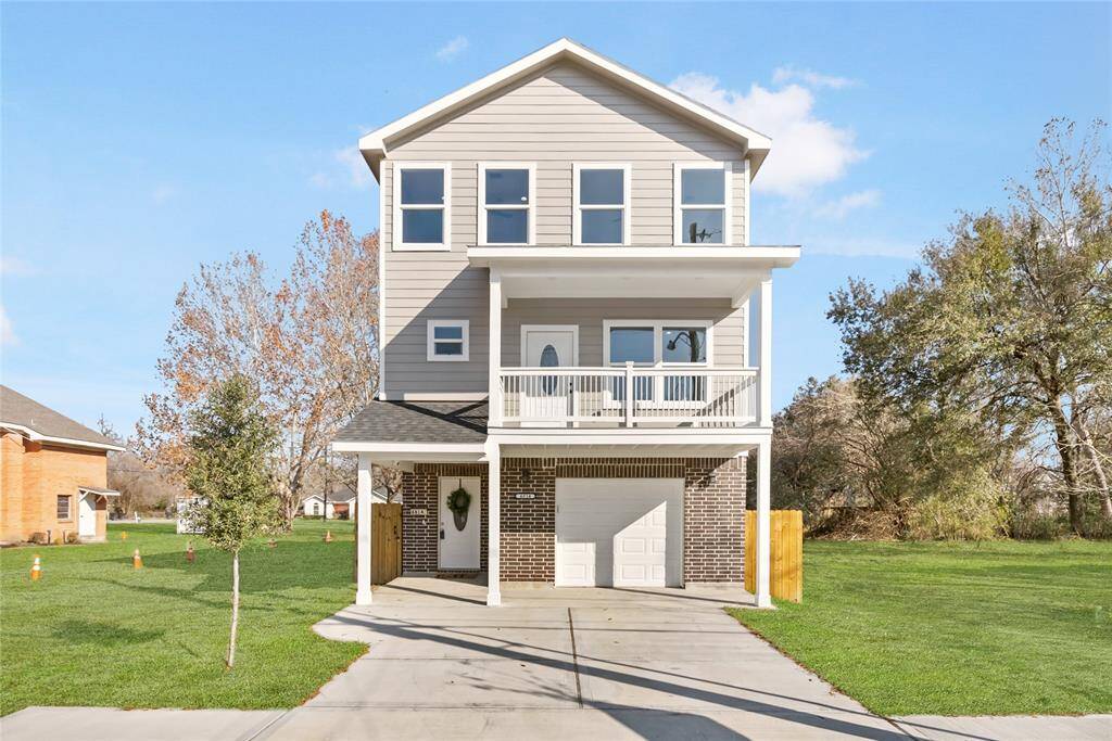 This RECENT Construction in the BOOMING area of Highland Heights!