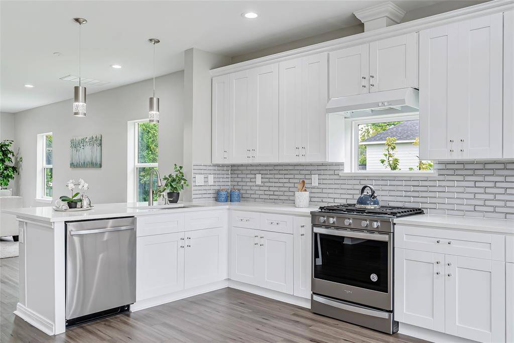 This SPACIOUS recent construction home minutes away from many popular Houston destinations!