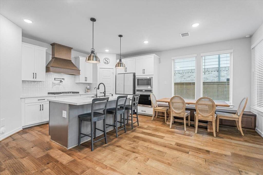 This kitchen offers a eat in breakfast area with more storage under the far window. What a great kitchen-breakfast combo area!