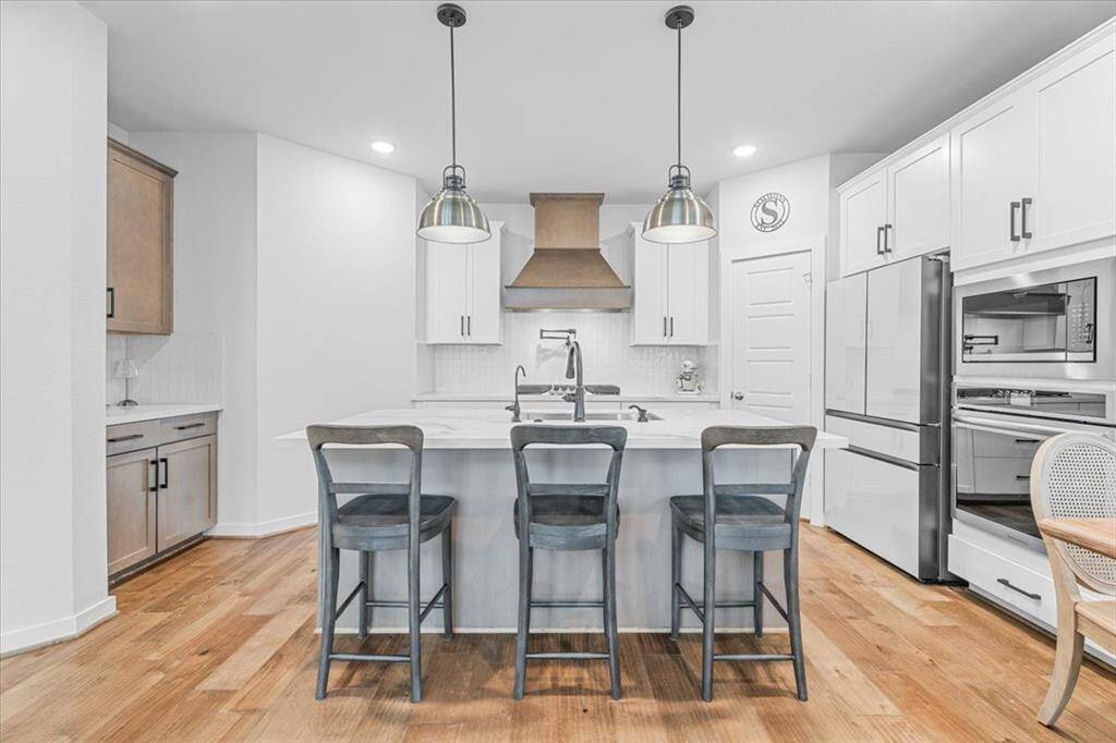 This Chef's kitchen was well designed and ready for your culinary desires. Featuring Quartz counter tops, a water purifier at the sink, gas cooktop, walk-in pantry, built in microwave and convection oven and a coffee/bistro area.