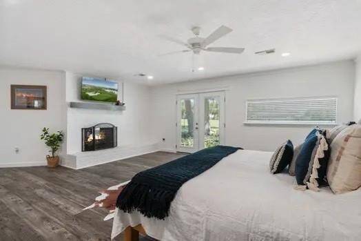 We love the placement of the window, so you can use that area for furniture placement, and the French doors with direct access to the backyard is just genius when you want to sneak out and enjoy the night sky or listen to the crickets and frogs at play!