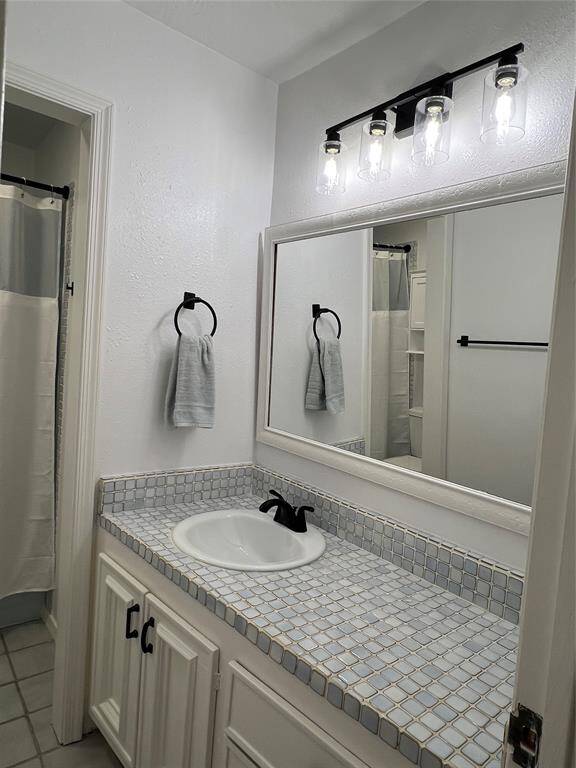 Light and bright full bath situated in hallway between secondary bedrooms stands ready for guests and residents alike!