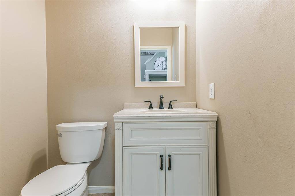 Guest 1st floor half bath
