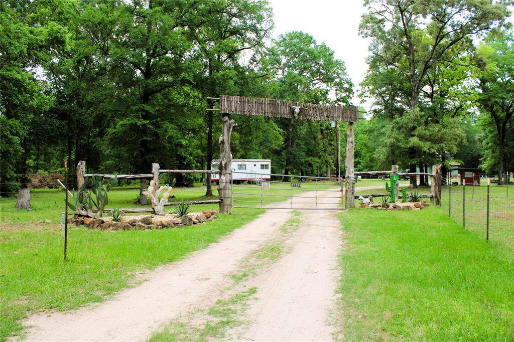 Grand entrance to this beauitfully serine farm
