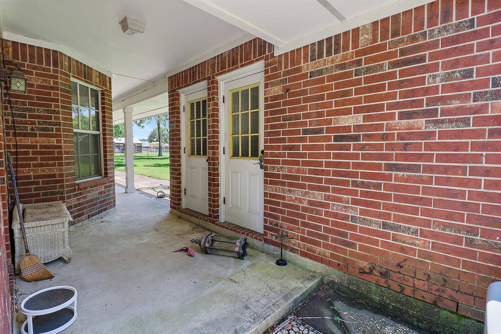 Detached garage entrance and apartment