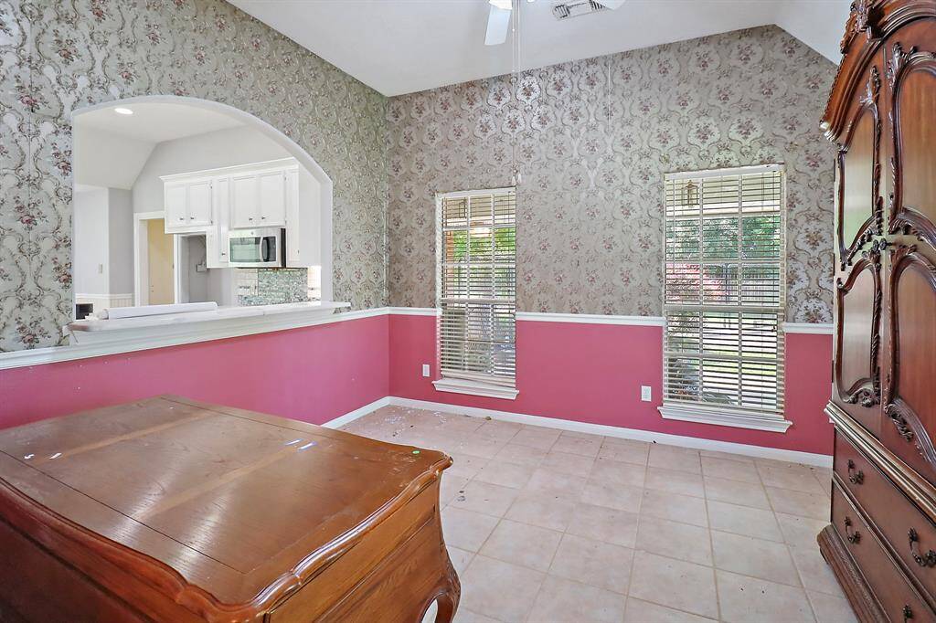 Dining room to the right of the front door