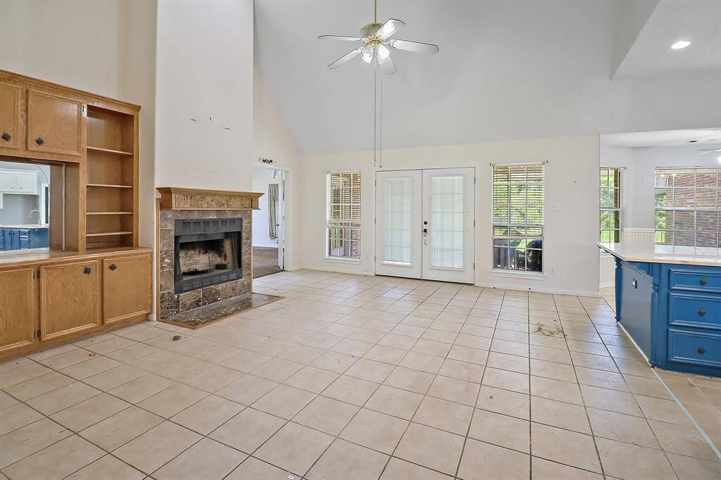 Spacious living room
