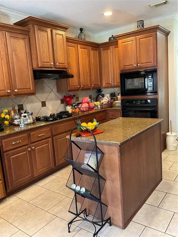 Kitchen with backsplash