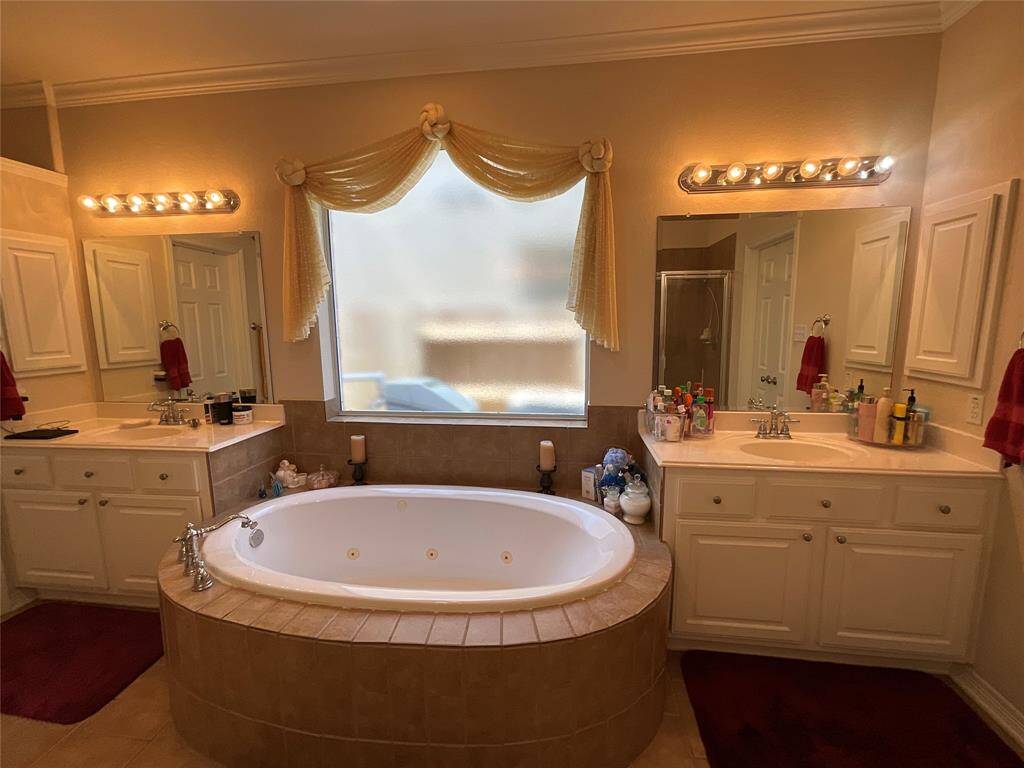 Hollywood Bath and sinks in Primary Bedroom