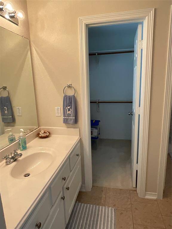 Sinks serving 2nd bath room