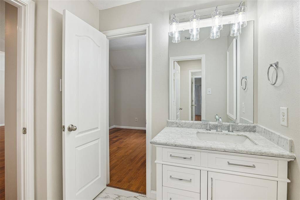Hollywood bath located upstairs.