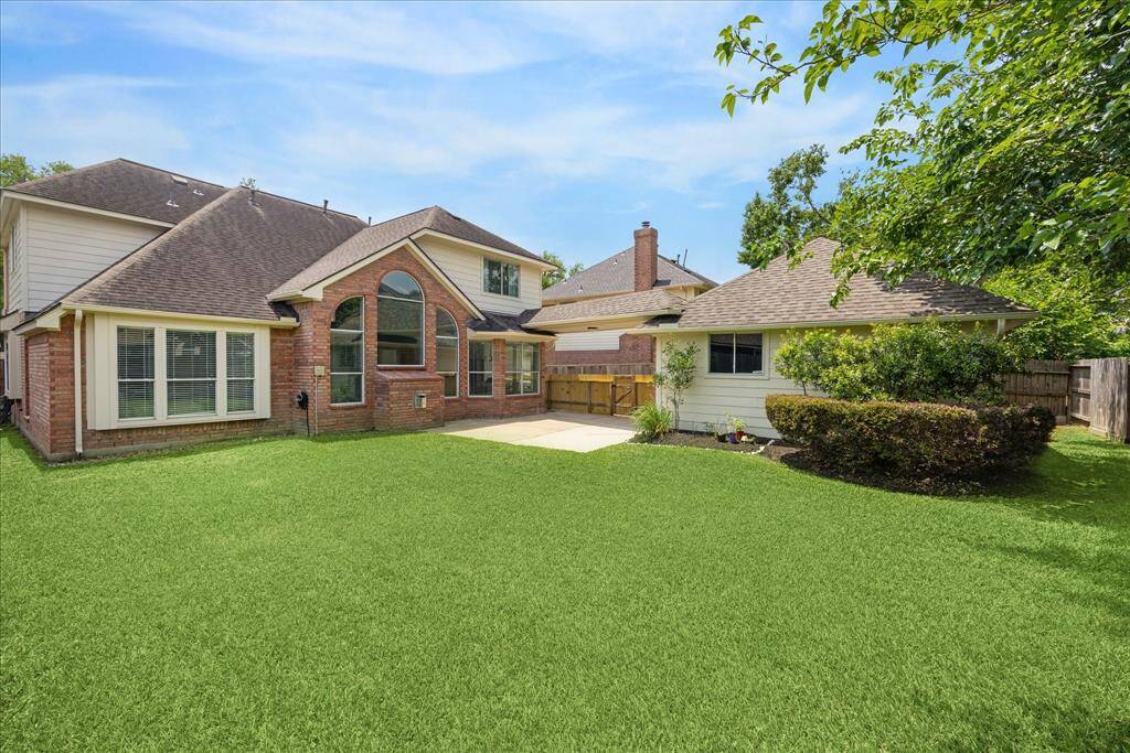 LAKES ON ELDRIDGE is a resort-like community with a 24 hour manned gate. Amenities include a clubhouse, fitness center, tennis courts, volleyball court, pool, jogging paths and several lakes. Buses to Awty, British International and The Village Schools.