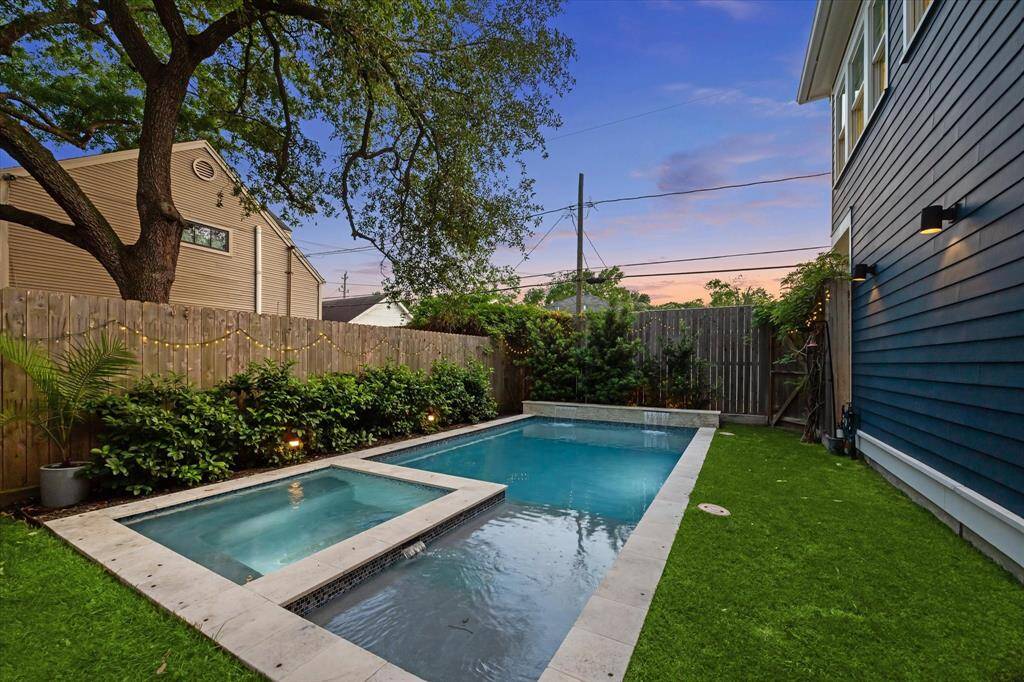 Pool features: shelf for sunbathing, 2 waterfalls, quartz plaster, ozone filter to enable low- chlorine operations.