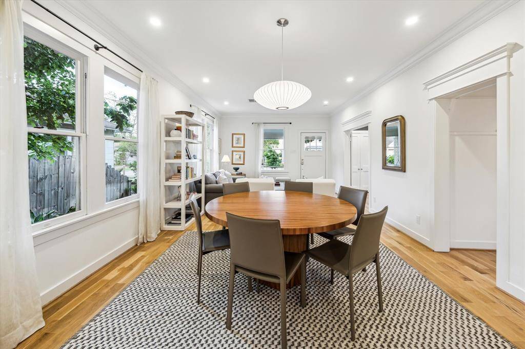 Perfectly positioned between the formal living room and the kitchen, the dining room is ideal for entertaining.