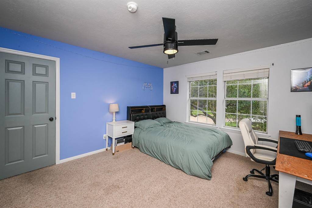 Great space in this secondary bedroom!