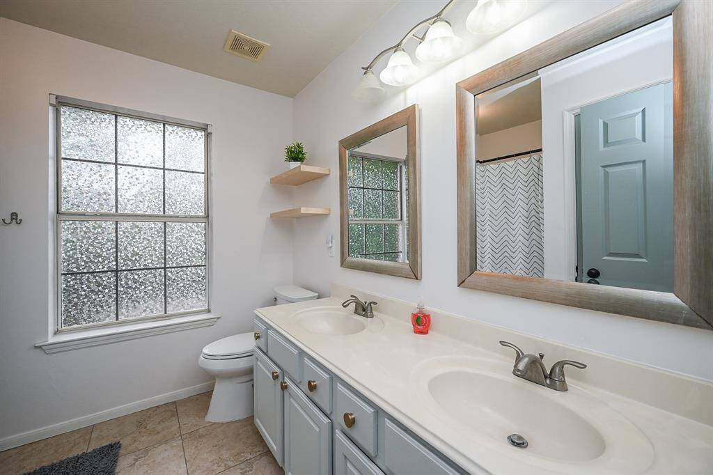 So much room in this full  bath