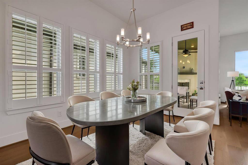 The breakfast area is located off the kitchen and offers stunning views of Dragonfly Lake.