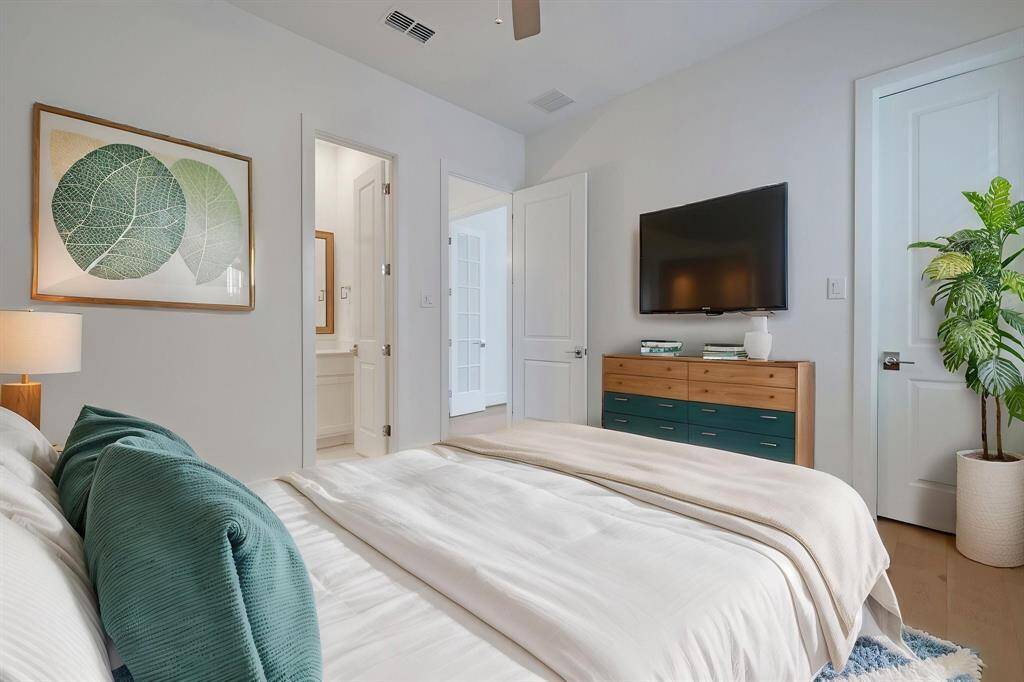 A large secondary bedroom with an en-suite bath.