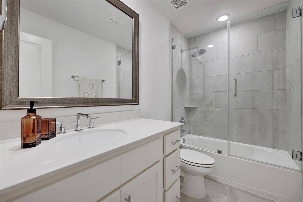 The showers in the secondary bathrooms have glass shower doors.