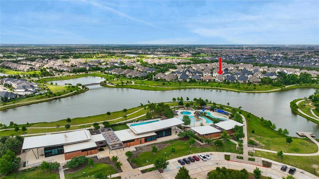 The home is right on Dragonfly lake and close to community amenities including pools, gym, and club facilities.