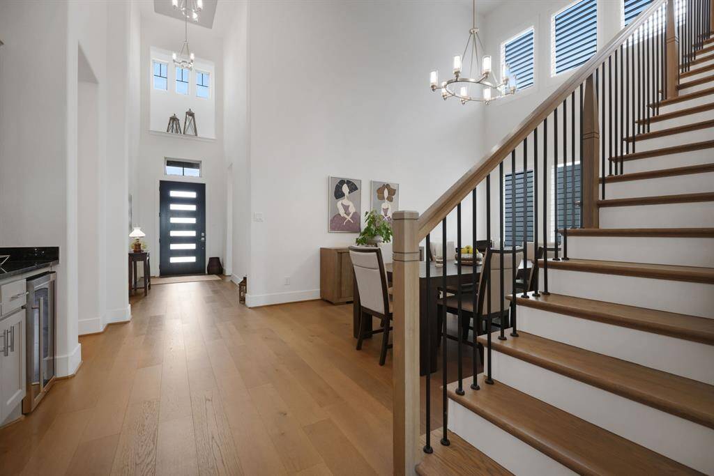 The entry and dining area with high ceilings and 7" baseboards.