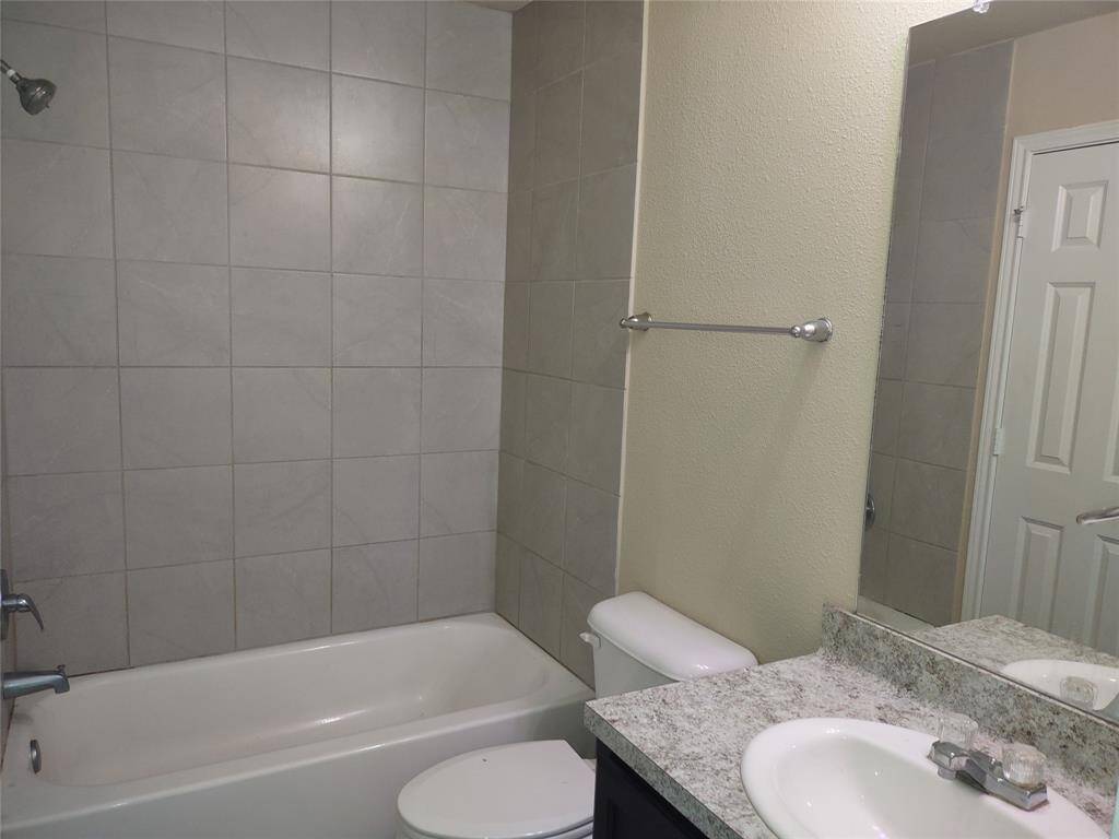 Full "Jack N Jill" Bathroom on 2nd Floor