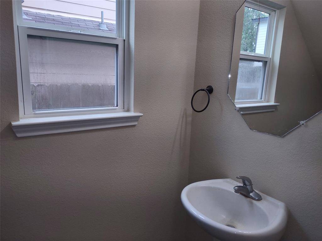 Half bath, conveniently located on 1st floor