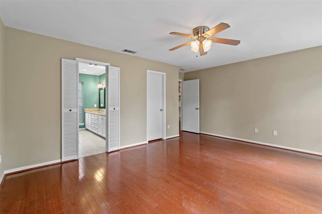 The primary bedroom has a spa like en-suite bathroom and ceiling fan.