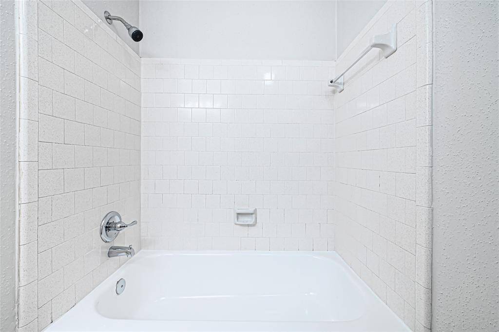 Hall bathroom Tub/Shower combo