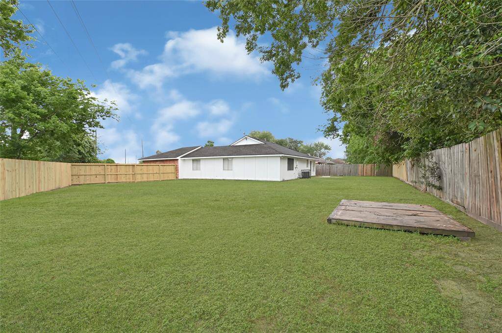 Look at this lot! You can't get this with New Construction in the low $200s.