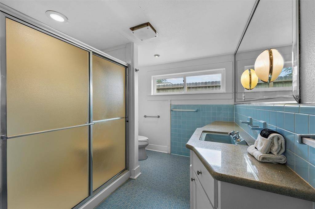 A charming coastal bathroom that brings a relaxed vibe