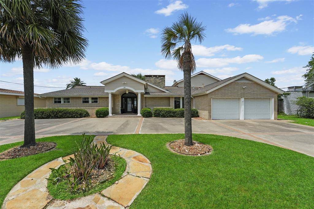 Step into charm from the moment you arrive! This beautifully manicured front lawn, circular driveway, and stately palm trees set the vacation tone.
