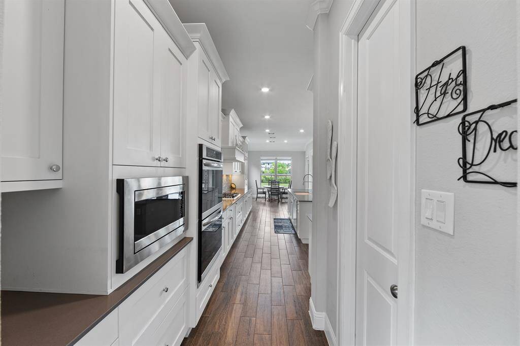 Ample space for an entertaining culinary experience and all the tools at your disposal. Double ovens, gas cooktops and a full butler's pantry.