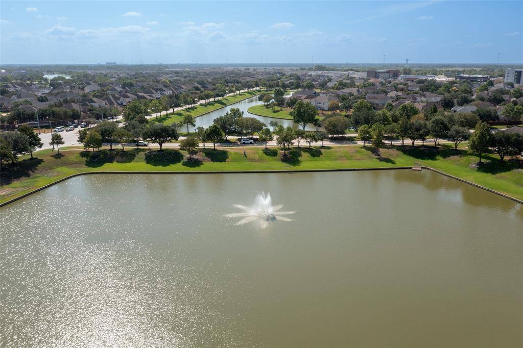 Lakeview with the fountain