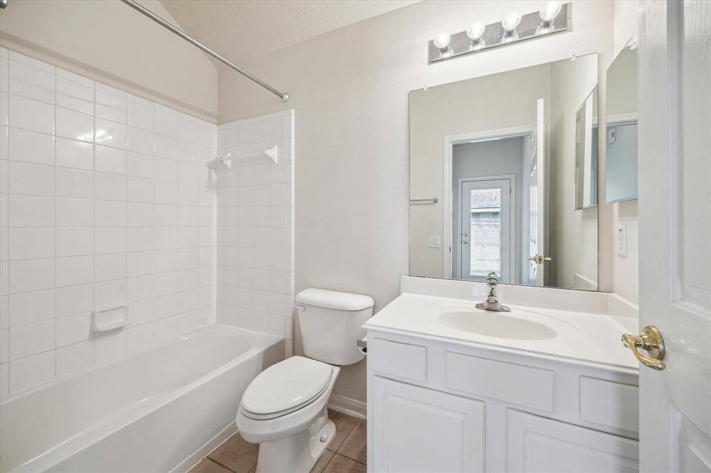 Bright and conveniently situated, this secondary bathroom is perfectly placed between the secondary bedrooms.