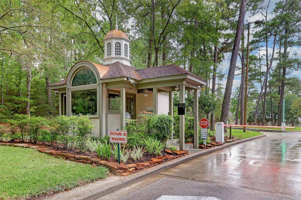 Bentwater is a prestigious and sought-after community in the Lake Conroe area of Montgomery, offering round-the-clock security, top-notch recreational facilities, and a prime location.