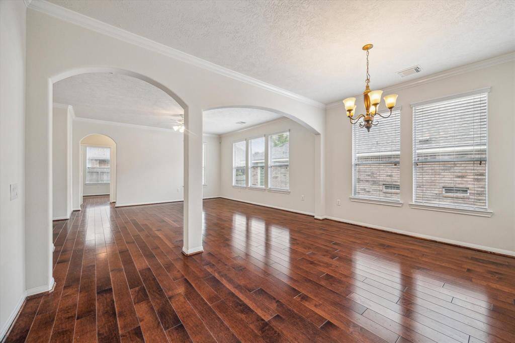 This generous living space offers endless possibilities to arrange your furniture just the way you like, ideal for relaxing, entertaining, and making memories.