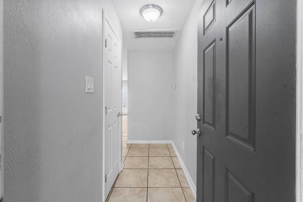 Cozy entrance with storage space at your front door.