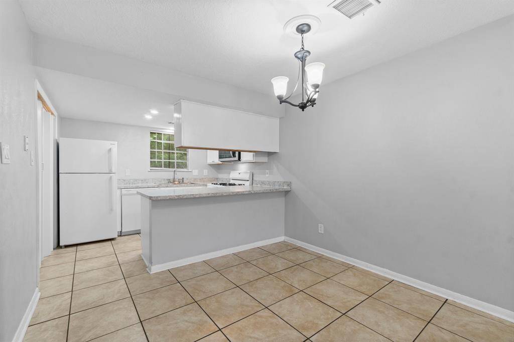 Breakfast area with sitting bar for additional seating.