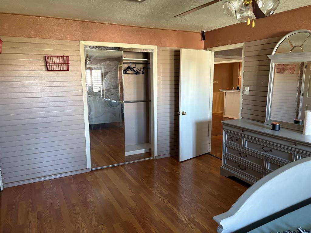 middle bedroom
