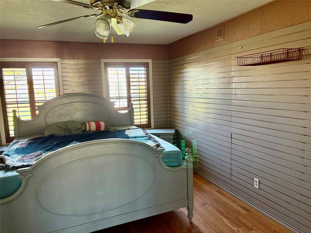 middle bedroom