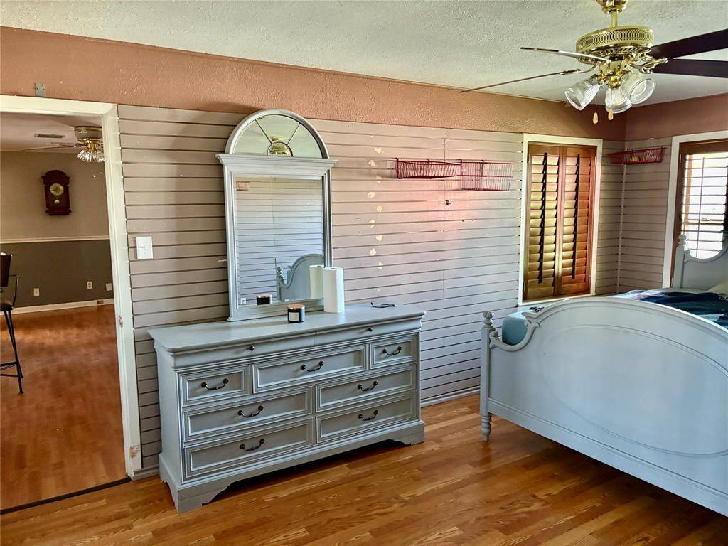 middle bedroom